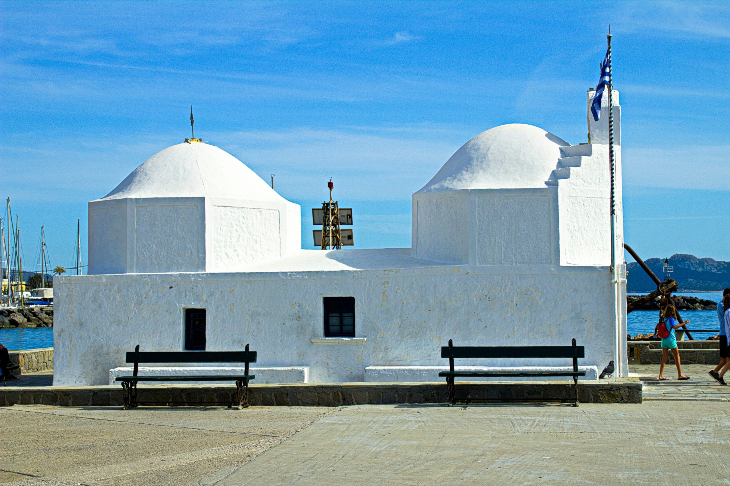 Santorin ou Mykonos : quelle île grecque choisir pour des vacances inoubliables ?
