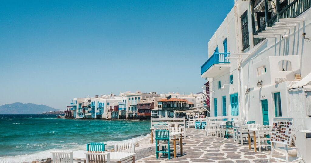 Santorin ou Mykonos : quelle île grecque choisir pour des vacances inoubliables ?