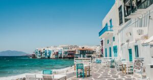 Santorin ou Mykonos : quelle île grecque choisir pour des vacances inoubliables ?