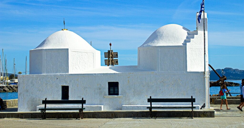 Santorin ou Mykonos : quelle île grecque choisir pour des vacances inoubliables ?